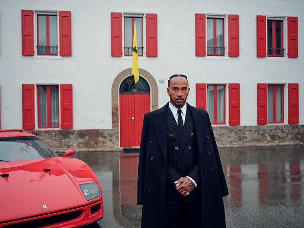 Hamilton, Ferrari'deki ilk gününün ardından sosyal medya hesabından hislerini anlatarak bu fotoğrafı paylaşmıştı 👇