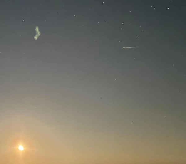 7. “Kamp ateşinin yanında otururken arkadaşım meteor belirirken fotoğraf çekmiş.”