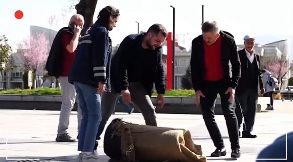 Düzce Belediyesi’nin Çanakkale Zaferi’ni anmak için hazırladığı sosyal deney gönülleri fethetti.