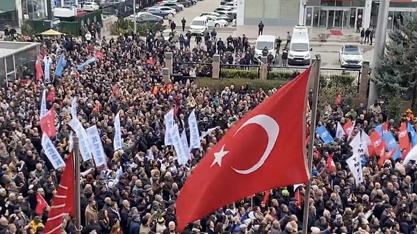 Ekrem İmamoğlu'nun gözaltına alınmasına yönelik protestolar devam ederken, CHP Genel Merkezi önünde de protesto başladı.