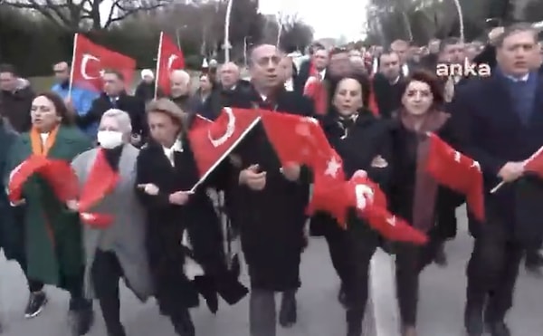 Meclis'te Ali Mahir Başarır'ın öncerliğinde başlayan protesto meclis dışına da taşındı.