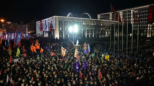 İmamoğlu'nun gözaltına alınmasının ardından Ankara'dan İstanbul'a gelen CHP Genel Başkanı Özgür Özel, saat 20.30'da Saraçhane'de toplanma çağrısı yapmıştı.