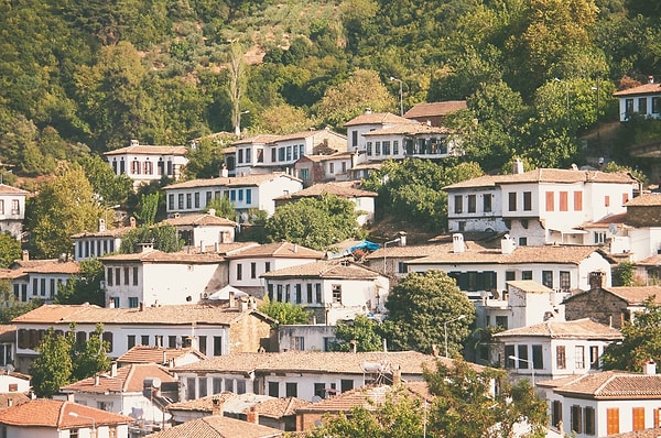 Although Şirince’s architecture maintains a strong Greek influence, the village became Turkish in the 1920s after a population exchange between Greece and Türkiye..