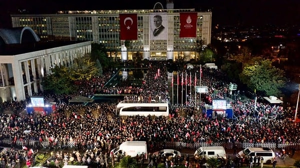 Ekrem İmamoğlu'nun 19 Mart sabahının ilk saatlerinde gözaltına alınması sonrası Saraçhane'deki İBB binasının önünde kararı protesto etmek için büyük bir kalabalık toplanmıştı.