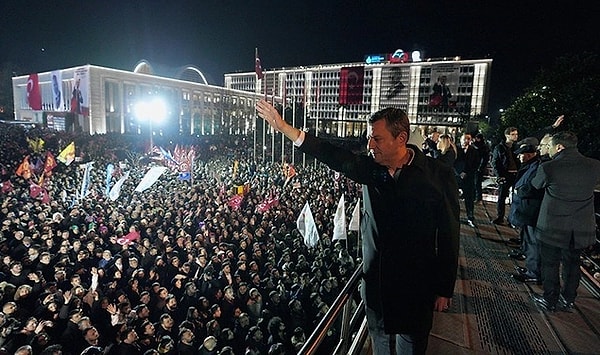 Ekrem İmamoğlu'nun 19 Mart Çarşamba günü gözaltına alınmasının ardından ülke gündemi karıştı.