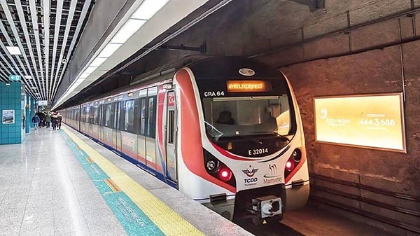 İstanbul'da bazı metro ve raylı sistemlerin yönetimi, İstanbul Büyükşehir Belediyesi'nden alınarak Ulaştırma ve Altyapı Bakanlığı'na devredildi.