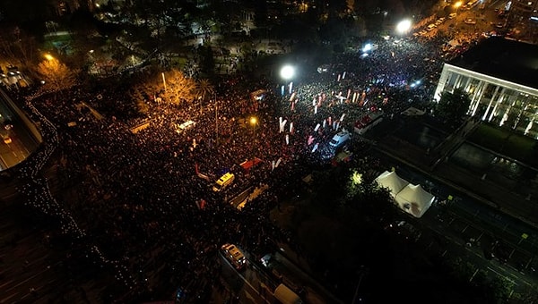 Saraçhane’de toplanan kalabalık Taksim’e yürümek isteyince polis müdahalesiyle karşılaştı.