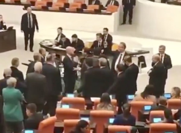 İmamoğlu’nun gözaltına alınmasının ardından başlayan protestolar ve siyasi tartışmalar devam ederken, Meclis’te yaşanan bu olay da tartışmalara sebep oldu.