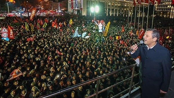 CHP Genel Başkanı Özgür Özel, ''sokağa çıkın' çağrısını bugün de yineledi ve herkesi Saraçhane'ye davet etti.