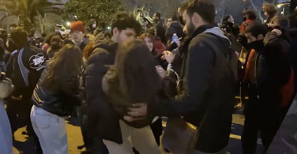 X'te paylaşılan bir videoda, Taksim'deki protestolarda biber gazından etkilenen vatandaşlar birbirine yardım etti.