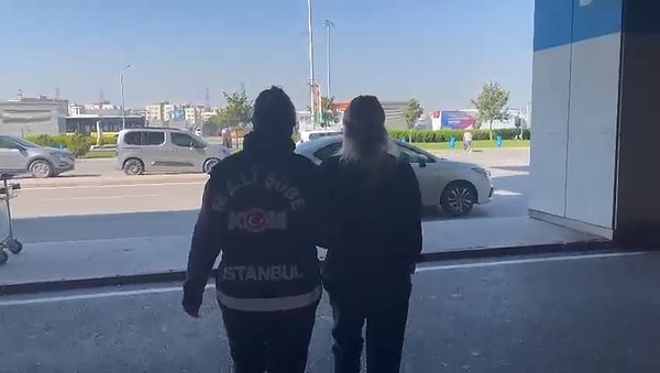 2 farklı soruşturma kapsamında Medya A.Ş. Halkla İlişkiler Müdürü Elif Güven, Sabiha Gökçen Havalimanı’ndan yurda giriş yaparken gözaltına alındı.