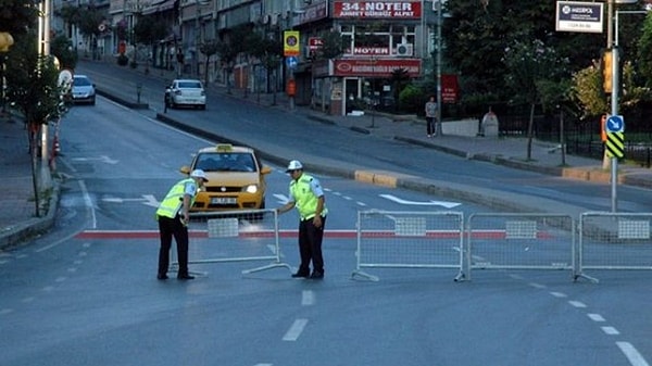 İstanbul Valiliği tarafından yapılan açıklamaya göre, 19 Mart 2025 tarihinde alınan önlemler doğrultusunda bazı yollar trafiğe kapatılmıştı.