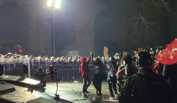 İmamoğlu'nun tutuklanmasının ardından protestolara katılan bir çift, Bozdoğan Kemeri'nde polis barikatının önüne geçip dans etmeye başladı.