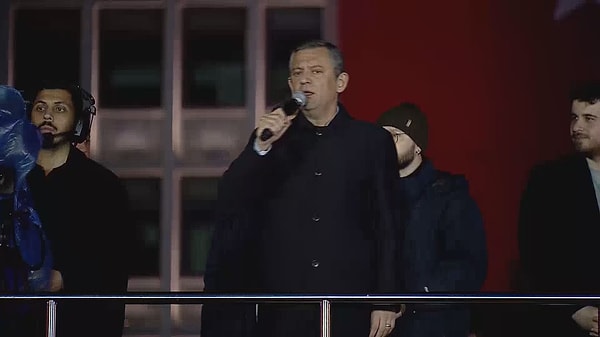 Ekrem İmamoğlu’nun tutuklanmasının ardından vatandaşlar Saraçhane’de toplanmayı sürdürüyor.