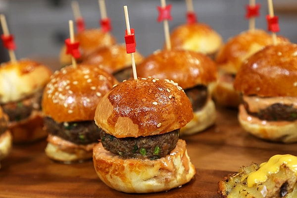 5. Mini Burger ve Elma Dilim Patates