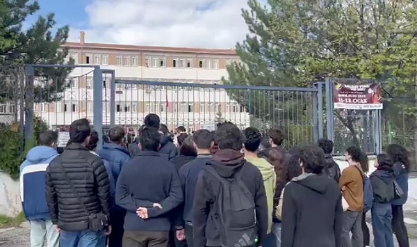 Eyleme dair görüntüleri CHP Gaziantep Milletvekili Hasan Öztürkmen sosyal medya hesabından paylaşarak gençleri tebrik etti.