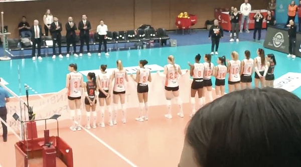 İlkin Aydın'ın ardından Vakıfbank-Eczacıbaşı maçında da Naz Aydemir Akyol, Simge Aköz ve Zehra Güneş polis haftasıyla ilgili pankartı tutmadı.
