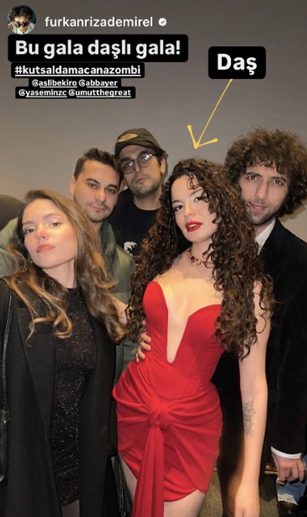 Aşağıda görmüş olduğunuz fotoğrafla birlikte İnci Taneleri'nin İzzet'ini oynayan Furkan Rıza Demirel'le aşk yaşadığını öğrendiğimiz Aslı Bekiroğlu duyanları şaşırtmıştı.