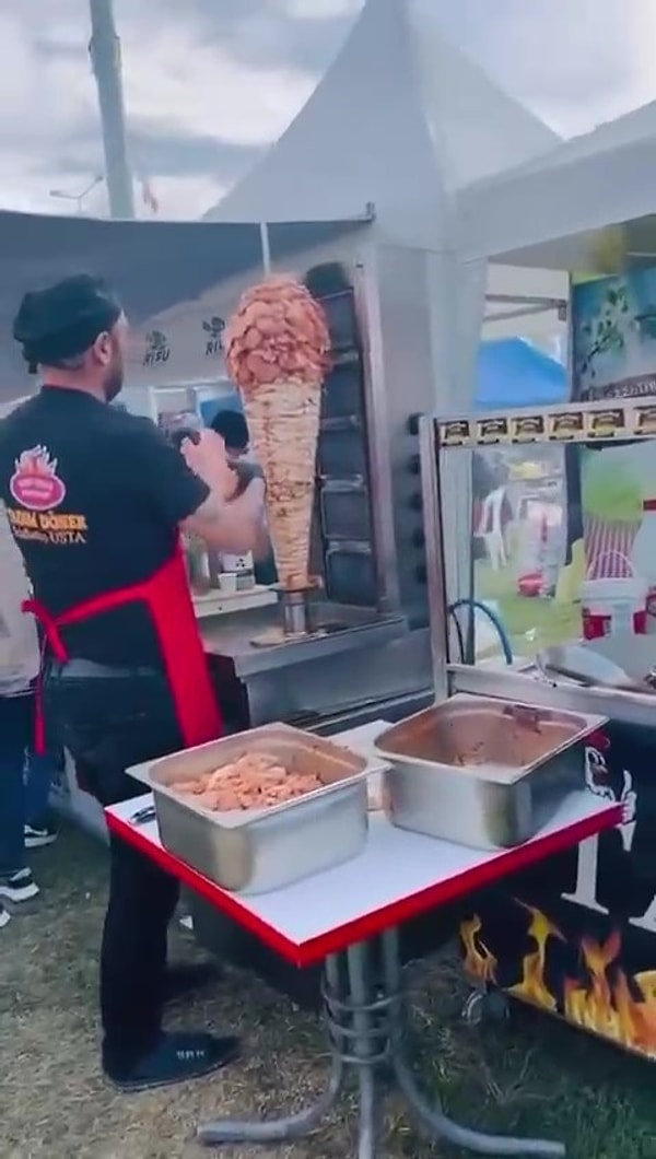 Bu kez de karnaval alanında yer alan farklı bir işletmenin standında dönerci ustasının pişmiş tavuğun üzerine çiğ tavuk koyduğu anlar ortaya çıktı.