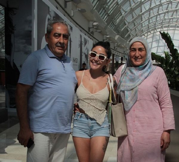 Kariyer demişken, zor şartlar altında büyüdüğünü geçtiğimiz yıllarda katıldığı bir programa anlatan Melek Mosso'nun duyanları hüzne boğan bir hikayesi var.