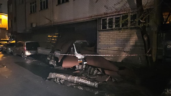 Kağıthane Nurtepe Mahallesi Eğriçınar Sokak’ta ise rüzgar etkisiyle uçan çatı parçaları park halindeki araçların üstüne düştü.