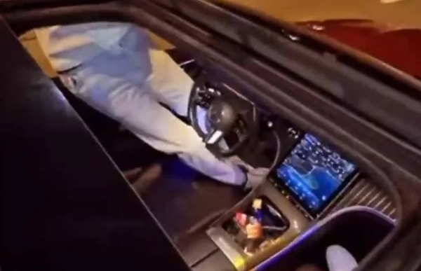 Trafiği tehlikeye atan bu hareketler, araçtaki kişiler tarafından cep telefonu kameralarıyla kaydedildi.