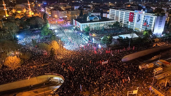 CHP’nin Cumhurbaşkanı adayı ve İBB Başkanı Ekrem İmamoğlu’nun tutuklanması gündemdeki yerini koruyor. Görseli
