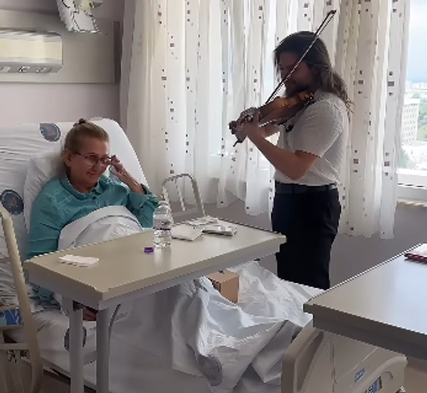 Öğrencisini karşısında gören öğretmen, gözyaşlarına hakim olamadı.