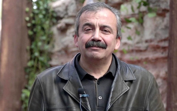 Kalp rahatsızlığı sonrasında 12 saat süren ameliyata giren Sırrı Süreyya Önder yoğun bakımda, hayati tehlikesi devam ediyor.