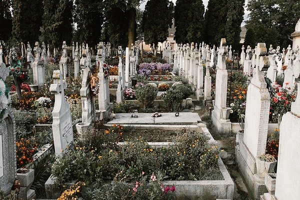 10. Fransa’da ölecekseniz, önce mezar yeri satın almak zorundasınız.