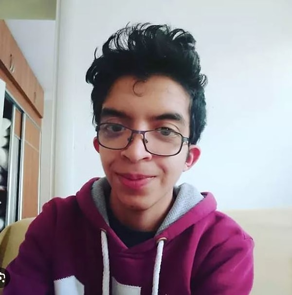 Onurcan Güzel, yıllar önce tablet kutusundan çıkan hıyarla çektiği video ile dikkat çekmiş, viral olmuştu hatırlarsanız. Görseli