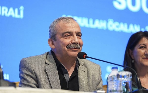 Kalp rahatsızlığı nedeniyle hastaneye kaldırılan ve aort damarı yırtılan DEM Partili Sırrı Süreyya Önder'in ameliyatı 12 saat sürdü.