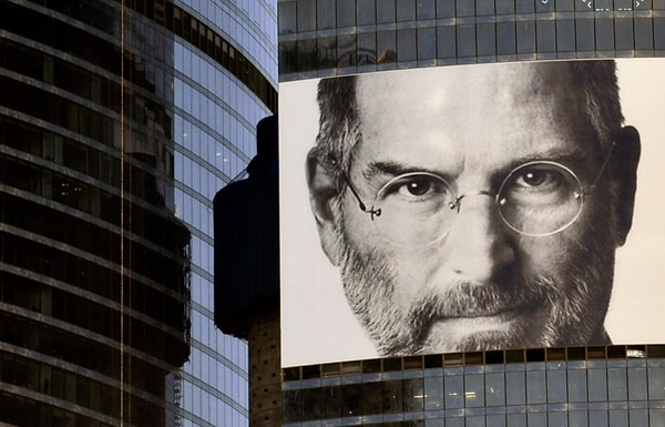 Apple’ın bugün geldiği nokta, belki de masada değil yürüyüşte başlayan sohbetlerin eseriydi.