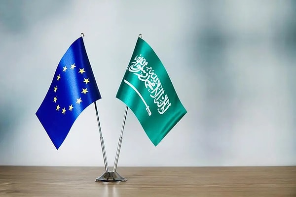 Avrupa Birliği’nin (AB) Suudi Arabistan Büyükelçisi Christophe Farnaud, Suudi Arabistan vatandaşlarını kısa süreli vize gerekliliklerinden tamamen muaf tutma yönündeki çalışmaların devam ettiğini doğruladı. Görseli