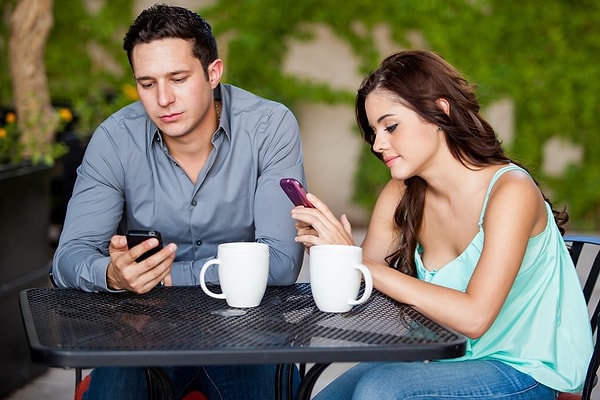 5. Birlikte vakit geçirirken telefonunla aran nasıl?