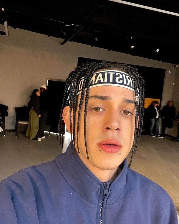 Recep Eker, nam-ı diğer Reckol, Çakal ile birlikte çıkarttığı rap şarkılarıyla ünlenmişti. Görseli