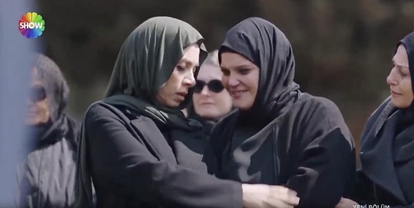 İki bölümdür son derece duygusal sahnelerin yer aldığı Kızılcık Şerbeti'nin 97. bölümü cenaze sahnesiyle başladı.