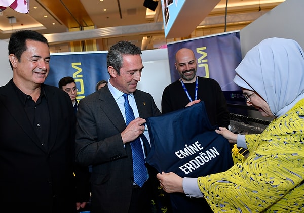 Ali Koç, Emine Erdoğan'a Fenerbahçe forması hediye etti. Görseli