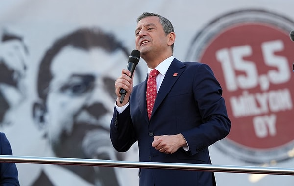 Özgür Özel, Recep Tayyip Erdoğan'ı Trump'tan icazet almakla suçladı.