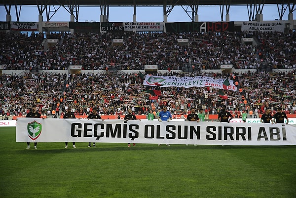 Sırrı Süreyya Önder mesajıyla çıktılar maça. Görseli