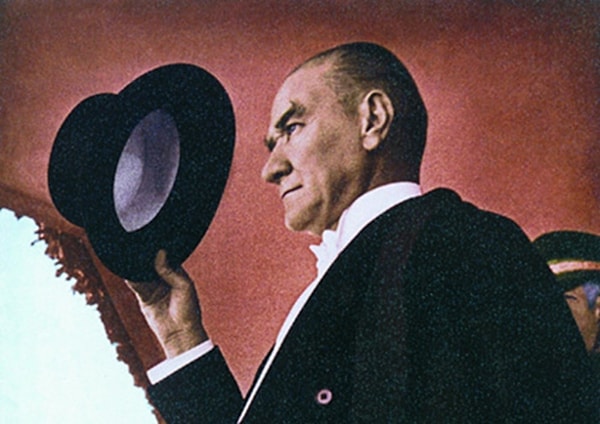 10. Mavi gözleri.