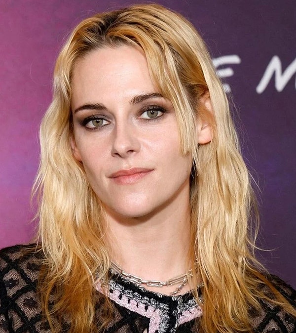 Kristen Stewart desek belki tanımazsınız, fakat Alacakaranlık film serisinin Bella'sı deyince mutlaka hafızalarınızda bir şeyler canlanacaktır. Görseli