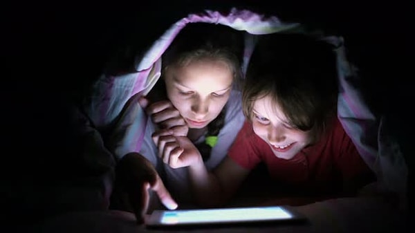 7. Yorganın altında tablet oynamak.