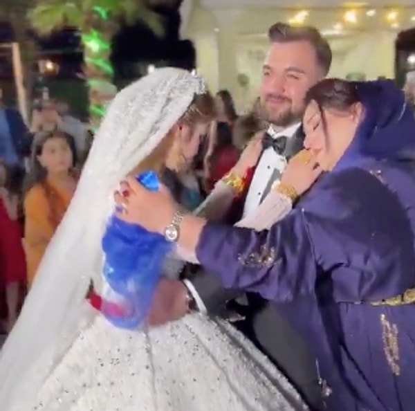 Gelin ve damadın ilk dansı sırasında sahneye sürpriz bir şekilde damadın annesi de katıldı. Görseli