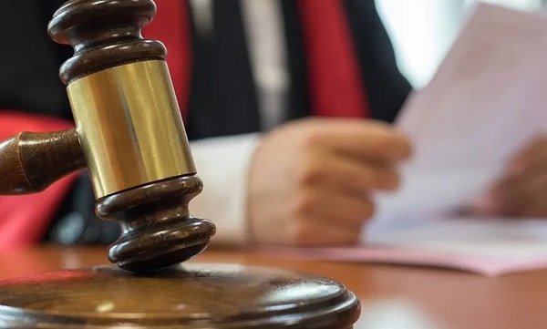 Sanığın çelişkili beyanlarının suçtan kurtulmaya yönelik olduğunu ve bu nedenle TCK'nın 105/1 1., 105/2-d, 43/1 ve 53 maddeleri gereğince cezalandırılmasına karar verilmesi istendi. Görseli