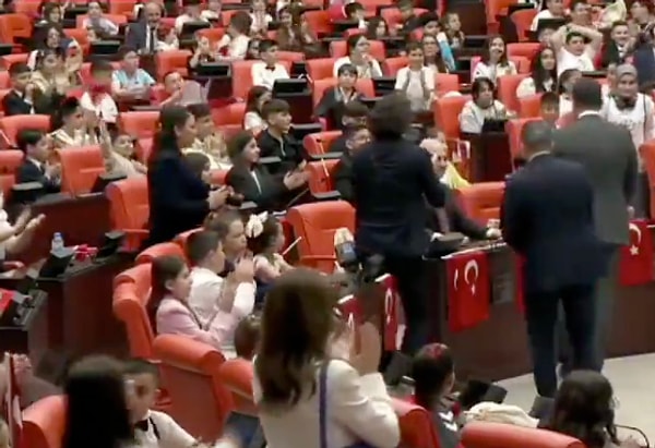 Küçük Berra’nın bu sözleri salonda uzun süre ayakta alkışlandı.