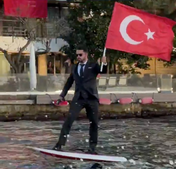 Beğeç, İstanbul Boğazı’nda sörf yaparken açtığı Türk bayrağıyla bayram coşkusunu dalgalarla buluşturdu. Görseli