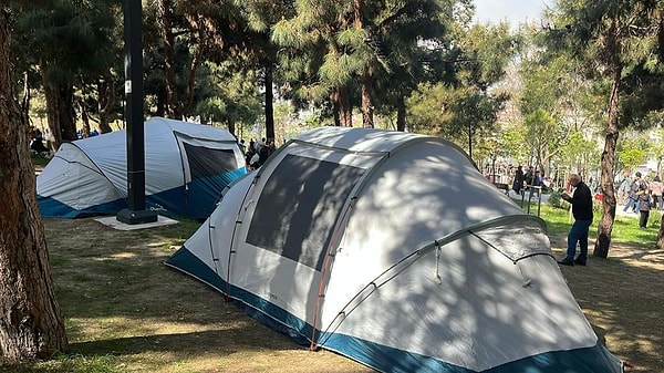 Vatandaşlar parklarda çadır kurmaya başladı. Görseli
