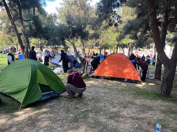 İstanbul Bağcılar'daki bir parkta kurulan çadır