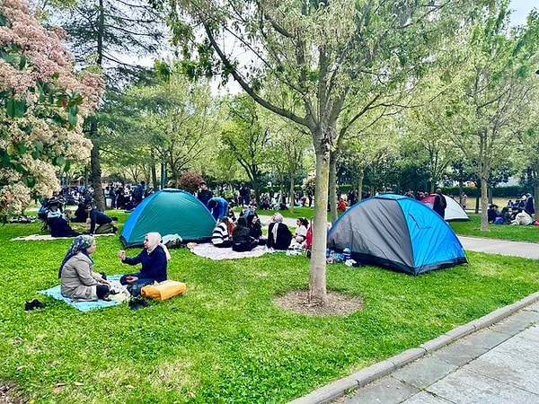 Taksim'de bulunan Gezi Parkı'daki gece hazırlığı
